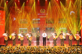 Thượng tướng Lê Văn Tuyến - Ủy viên Trung ương Đảng, Ủy viên Ban Thường vụ Đảng ủy Công an Trung ương, Thứ trưởng Bộ Công an, Trưởng Ban Tổ chức Hội thi tặng hoa chúc mừng các đội thi