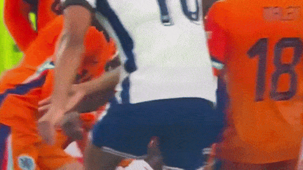 Bóng chạm tay Saka một cách rõ ràng...