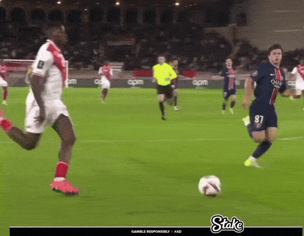 Pha bóng thô bạo khiến Donnarumma chấn thương ghê rợn