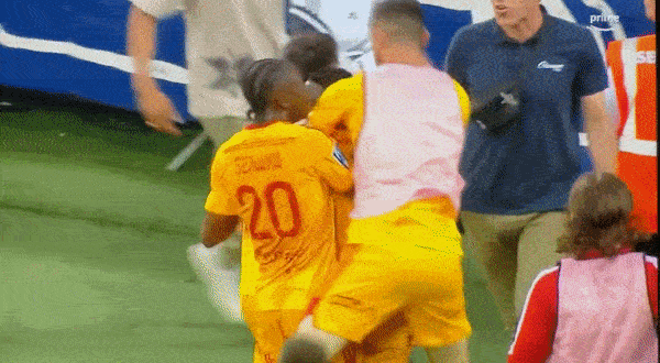 Lucas Buades chấn thương nặng sau khi bị một CĐV tấn công