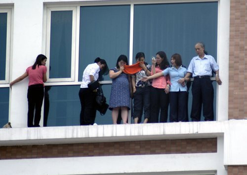 Chị Hạnh đứng thứ 3 từ trái qua Chị Hạnh đứng thứ 3 từ trái qua