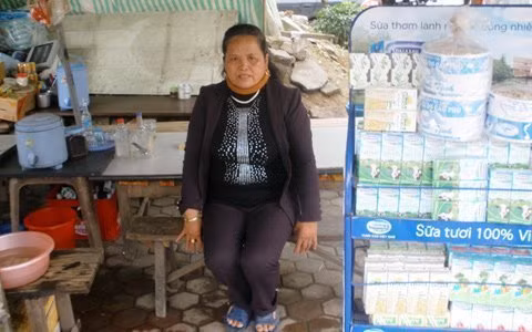 Bà Hương, người đã có thâm niên 13 năm đi hốt xác, khâm liệm.