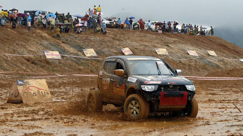 Màn “đốt lốp” của những chiếc xe 2 cầu.