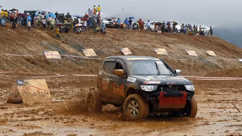 Màn “đốt lốp” của những chiếc xe 2 cầu.