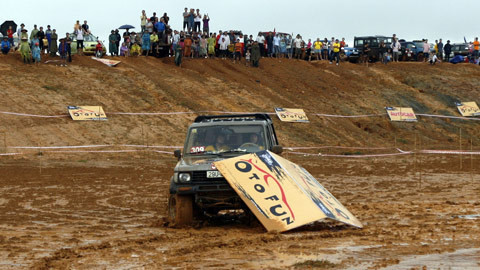 Chiếc xe đầu tiên vào thi đã húc đổ pa- no trong lần chạy quanh vòng xuyến