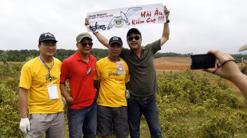 Các cổ động viên với niềm tin chiến thắng.