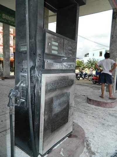 Trụ bơm xăng bị cháy sém một phần