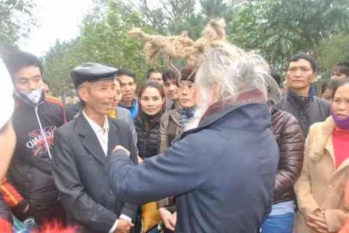 'Dị nhân' tóc búi hình rồng bất ngờ xuất hiện ở hội Lim ảnh 3