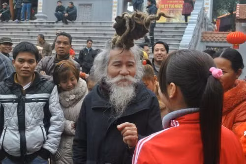 'Dị nhân' tóc búi hình rồng bất ngờ xuất hiện ở hội Lim ảnh 1