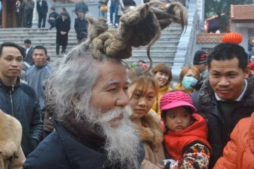 'Dị nhân' tóc búi hình rồng bất ngờ xuất hiện ở hội Lim ảnh 2