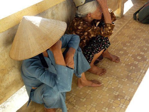 Biết tin có đoàn bác sĩ Hà Nội đến khám miễn phí, cụ Dương Thị Nhương đã lọ mọ đến trung tâm y tế xã từ 5h sáng. Biết tin có đoàn bác sĩ Hà Nội đến khám miễn phí, cụ Dương Thị Nhương đã lọ mọ đến trung tâm y tế xã từ 5h sáng.