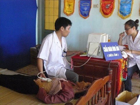 Cụ Trần Thị Sấn đang được bác sĩ siêu âm chẩn đoán hình ảnh. Cụ Trần Thị Sấn đang được bác sĩ siêu âm chẩn đoán hình ảnh.