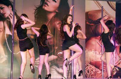 Hoàng Thuỳ Linh biến thành "quả bom sexy" ảnh 9