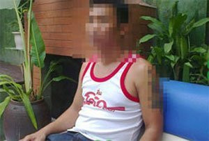 Bước vào quán, Nguyễn Văn T ngắm hoa, nhìn cá, bảo "quán đẹp quá" đúng kiểu phụ nữ. Bước vào quán, Nguyễn Văn T ngắm hoa, nhìn cá, bảo "quán đẹp quá" đúng kiểu phụ nữ.