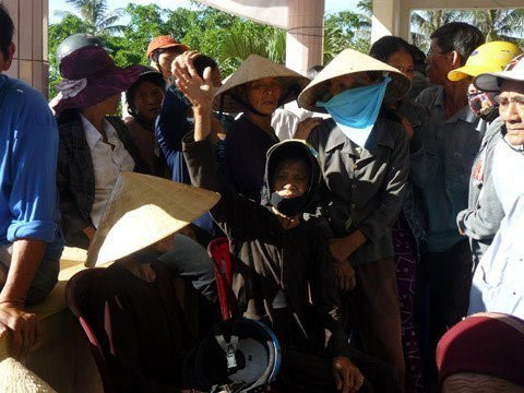 Mới 7h sáng, ánh nắng trên đảo đã trở nên gay gắt, khiến việc tập trung của các cụ có phần khá vất vả Mới 7h sáng, ánh nắng trên đảo đã trở nên gay gắt, khiến việc tập trung của các cụ có phần khá vất vả