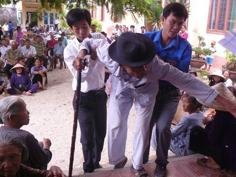 Còn nhiều cụ dù ốm yếu vẫn phải tự mình đi Còn nhiều cụ dù ốm yếu vẫn phải tự mình đi