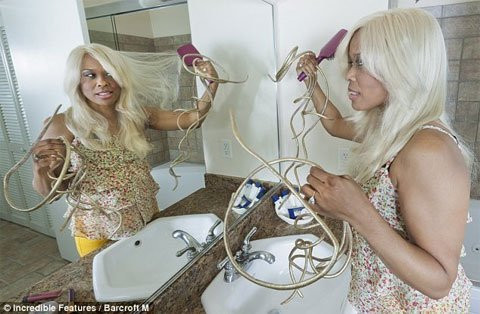 Cuộc sống của người có móng tay dài 6,1m ảnh 3