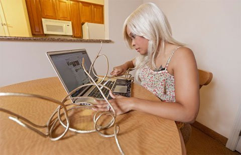 Cuộc sống của người có móng tay dài 6,1m ảnh 5