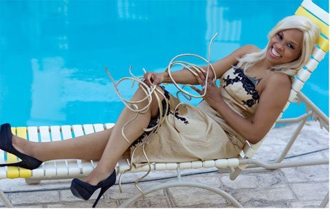 Cuộc sống của người có móng tay dài 6,1m ảnh 7