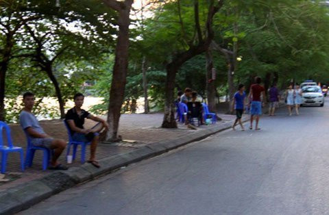 Ngồi vỉa hè đông "như quân Nguyên", mắt đăm đăm nhìn người đi đường....