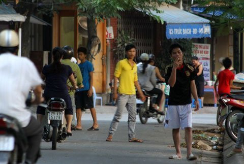 Khó chịu, khiếp sợ vì.... "đội ngũ đứng đường",...