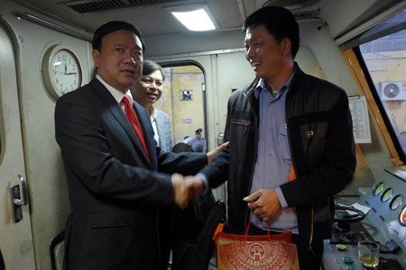 Bộ trưởng Đinh La Thăng lì xì khách đi tàu đêm 30 Tết ảnh 13