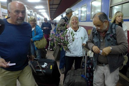 Bộ trưởng Đinh La Thăng lì xì khách đi tàu đêm 30 Tết ảnh 2