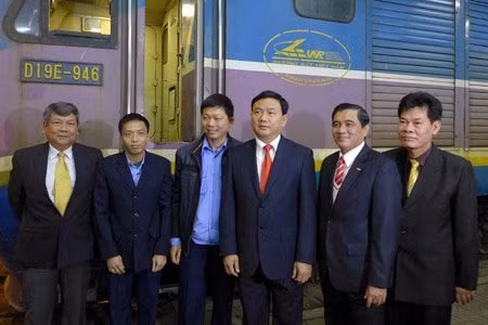 Bộ trưởng Đinh La Thăng lì xì khách đi tàu đêm 30 Tết ảnh 14