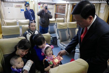 Bộ trưởng Đinh La Thăng lì xì khách đi tàu đêm 30 Tết ảnh 9