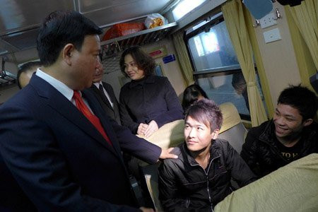 Bộ trưởng Đinh La Thăng lì xì khách đi tàu đêm 30 Tết ảnh 7