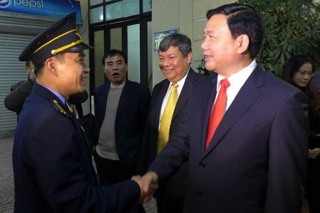 Bộ trưởng Đinh La Thăng lì xì khách đi tàu đêm 30 Tết ảnh 5