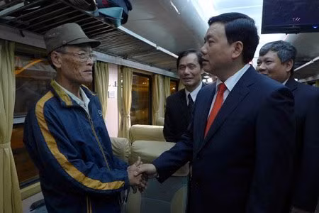 Bộ trưởng Đinh La Thăng lì xì khách đi tàu đêm 30 Tết ảnh 8