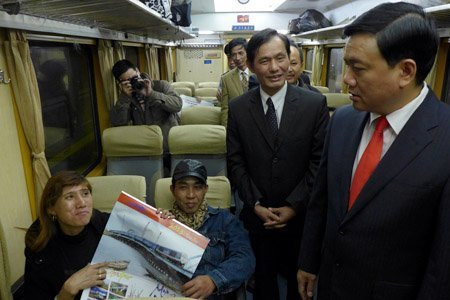 Bộ trưởng Đinh La Thăng lì xì khách đi tàu đêm 30 Tết ảnh 11