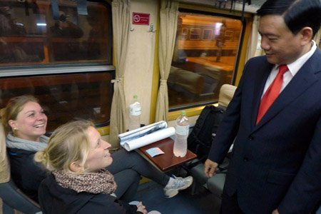 Bộ trưởng Đinh La Thăng lì xì khách đi tàu đêm 30 Tết ảnh 10