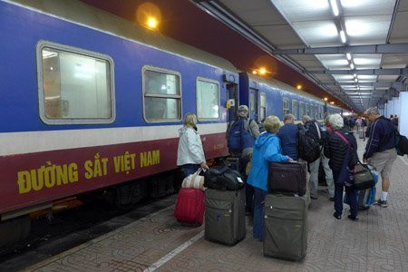 Bộ trưởng Đinh La Thăng lì xì khách đi tàu đêm 30 Tết ảnh 1