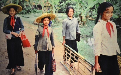 Cảnh trẻ em thời chiến đào hầm ảnh 12