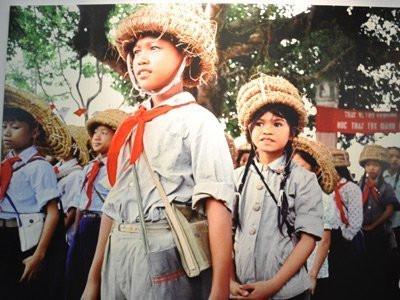 Cảnh trẻ em thời chiến đào hầm ảnh 6