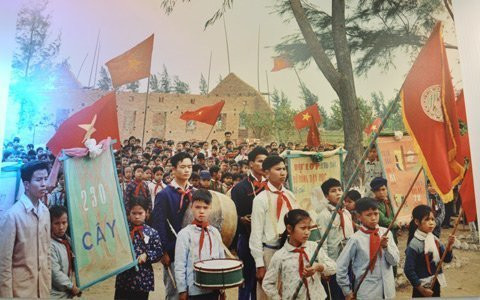 Cảnh trẻ em thời chiến đào hầm ảnh 4