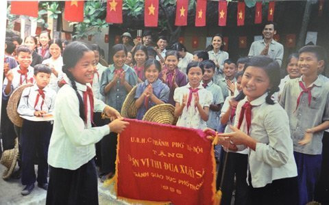 Cảnh trẻ em thời chiến đào hầm ảnh 14