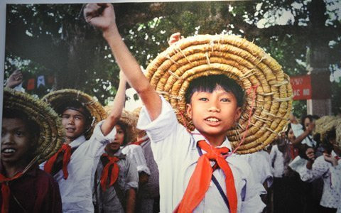 Cảnh trẻ em thời chiến đào hầm ảnh 15