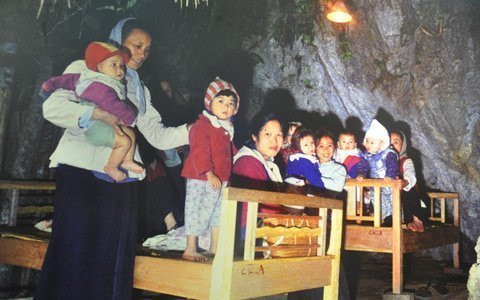 Cảnh trẻ em thời chiến đào hầm ảnh 3