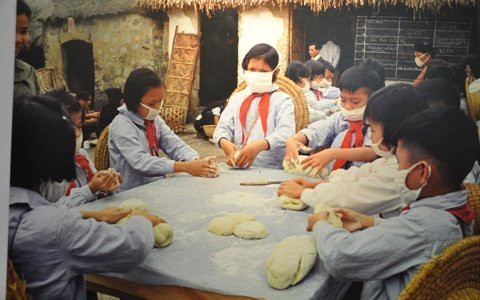 Cảnh trẻ em thời chiến đào hầm ảnh 11