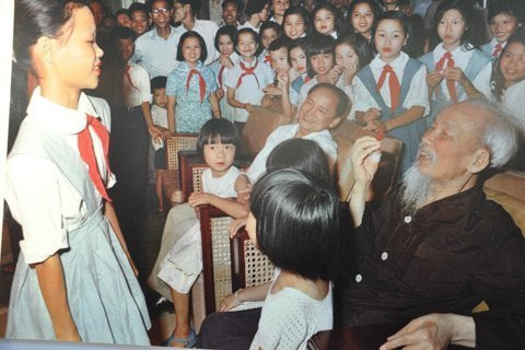 Cảnh trẻ em thời chiến đào hầm ảnh 1