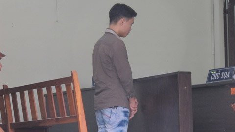 Bị cáo đứng trước vành móng ngựa