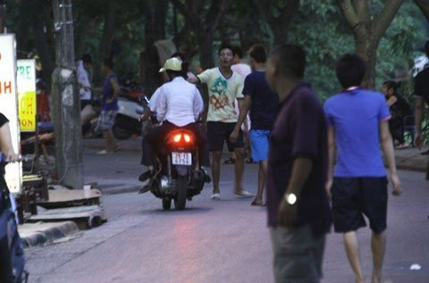 Ở đây, từ già đến trẻ, bất kể gái trai đứng đường đều có cả.