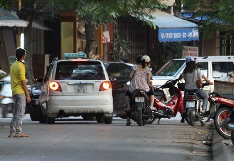 Tình trạng này diễn ra thường ngày, bắt đầu từ cuối giờ chiều nhưng không thấy sự nhắc nhở, can thiệp của chính quyền địa phương sở tại.