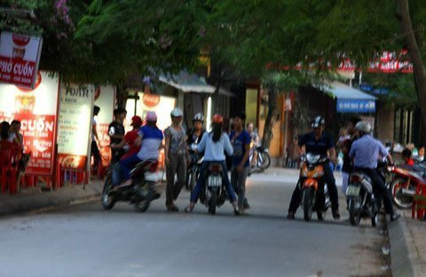 Mỗi cửa hàng thường cắt cử 1-2 người ra đứng đường để mời chào người đi đường.