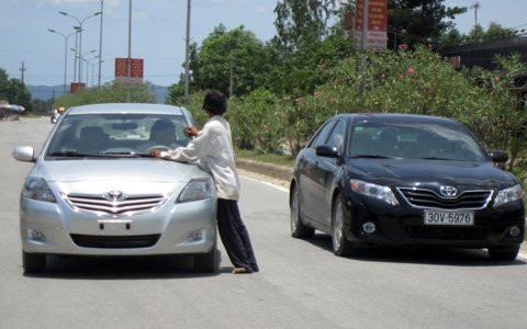 Sửng sốt cảnh một phụ nữ chặn ôtô lấy tiền ảnh 2