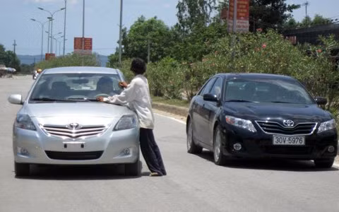 Sửng sốt cảnh một phụ nữ chặn ôtô lấy tiền ảnh 2