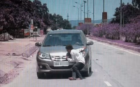Sửng sốt cảnh một phụ nữ chặn ôtô lấy tiền ảnh 3